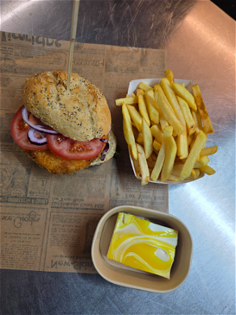 Shrimp Burger, friet en lemon cheesecake