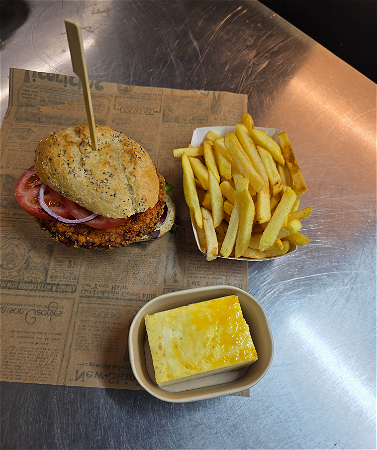 kip Burger, friet en lemon cheesecake