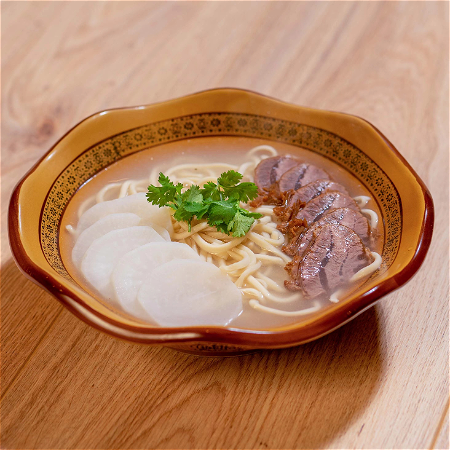 Noodles in beef soup清汤牛肉面