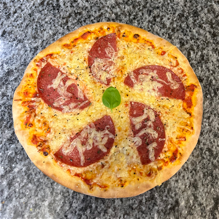 Kinder pizza salami