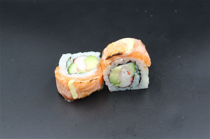 Flamed salmon roll 