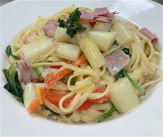 Pasta met asperges spinazie en paprika, kies zelf voor beenham gerookte zalm of vega optie.