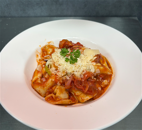 Tortelloni (gevuld met vlees) in tomatensaus met rode ui en paprika