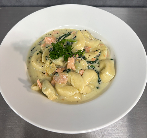 Tortelloni ricotta spinaci in roomsauce met verse spinazie 