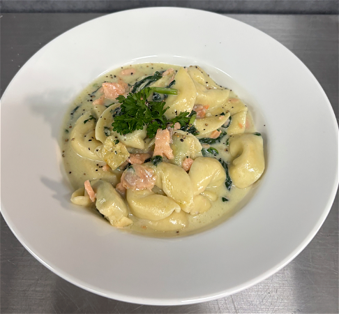 Tortelloni gevuld met ricotta & spinaci in roomsauce met zalm