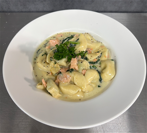 Tortelloni gevuld met ricotta & spinaci in roomsauce met zalm