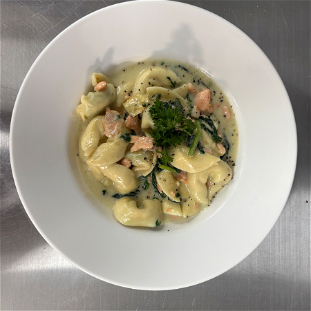 Tortelloni ricotta & spinaci in roomsauce met verse spinazie