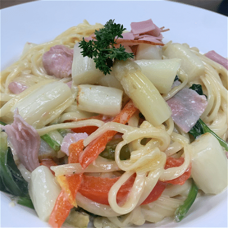 Pasta met asperges paprika en verse spinazie, kies zelf voor beenham gerookte zalm of vega optie