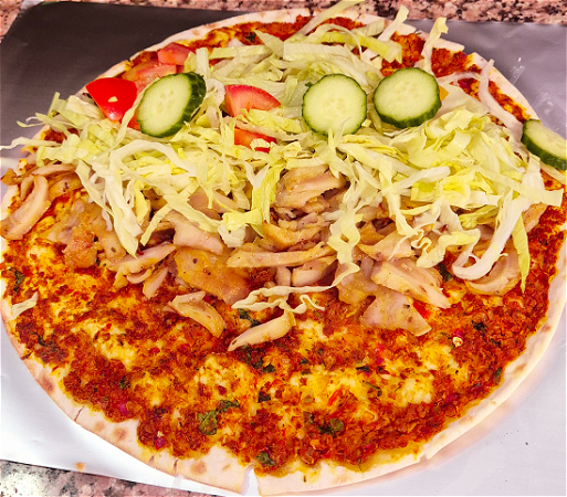 Turkse pizza met kipdöner