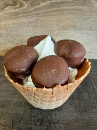 Softijs met chocolade slagroom soesjes 