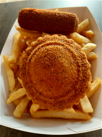 Patat + kipsate kroket +  kaassouffle 