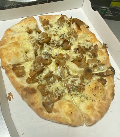 Italiaans brood met Doner kebab en kaas