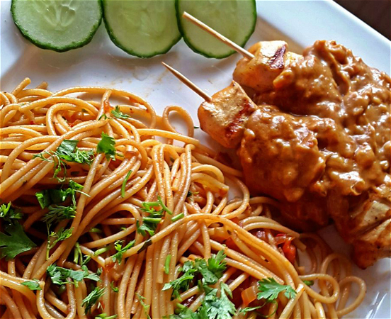 SURINAAMSE BAMI OF NASI MET 3 STOKJES SATÉ  