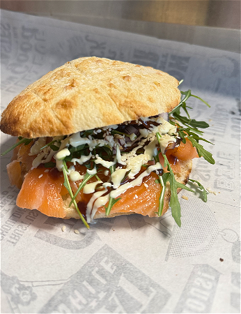 Broodje gerookte zalm teriyaki 