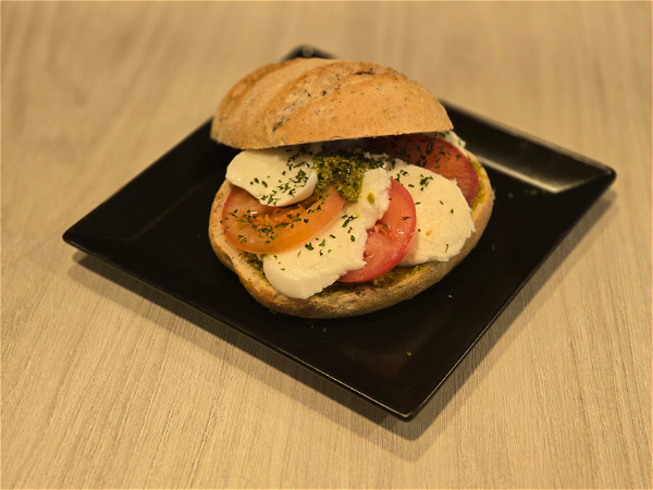 Luxe broodje Caprese met pesto