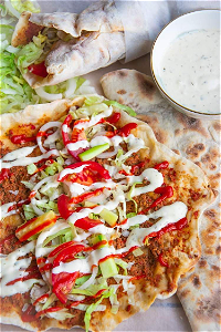 Turkse pizza verse groente en saus