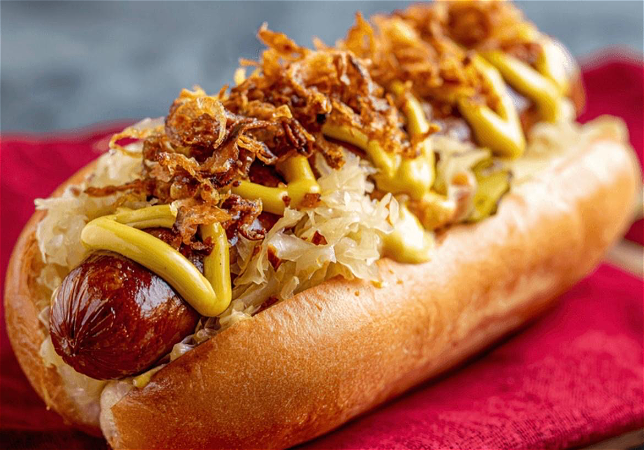 Broodje zuurkool met rookworst