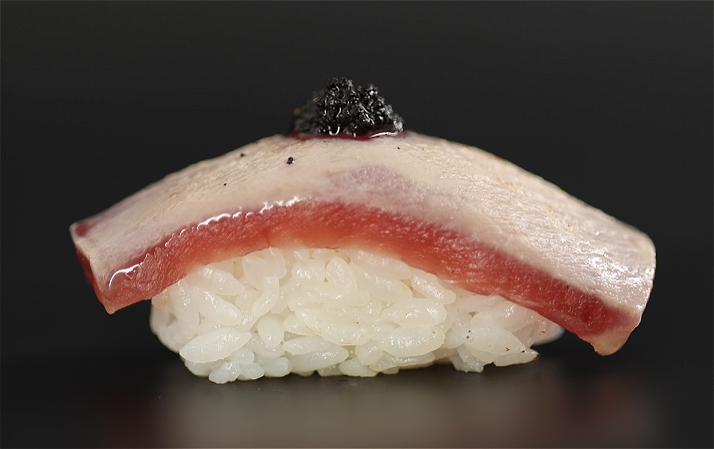 Geflambeerde tonijn nigiri