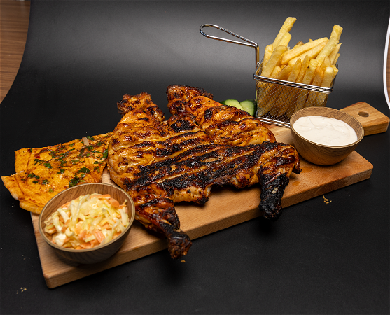 Hele kip van de houtskool BBQ