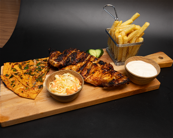 Halve kip van de houtskool BBQ