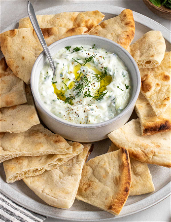Pita los met tzatziki