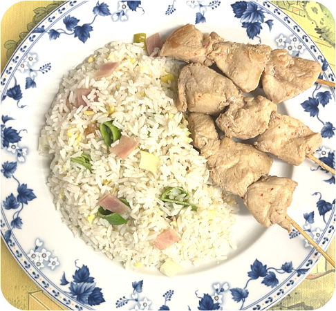 Nasi of Bami met 3 stokjes saté