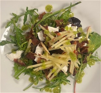 Danny’s Rode biet salade met geitenkaas, appel, uitgebakkenspek.