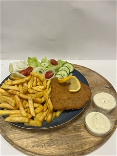 Schnitzel met patat en rauwkost 