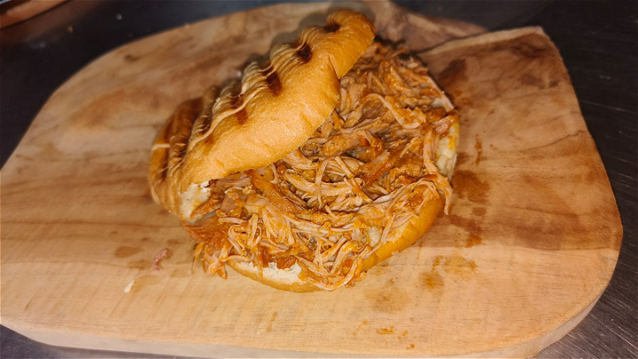 Broodje pulled chicken