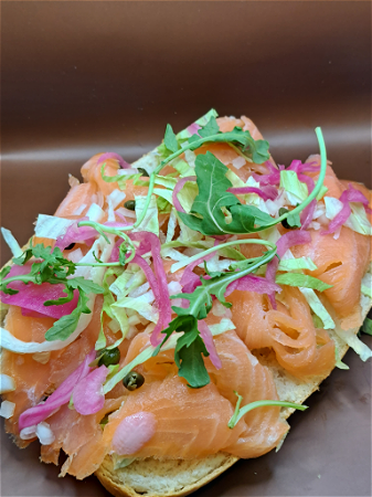 Broodje Zalmfilet, roomkaas, rucola