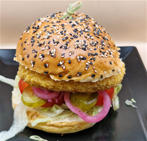 Crispy chicken burger, Mediterranean style