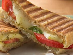 Tosti mozzarella pesto en tomaat 