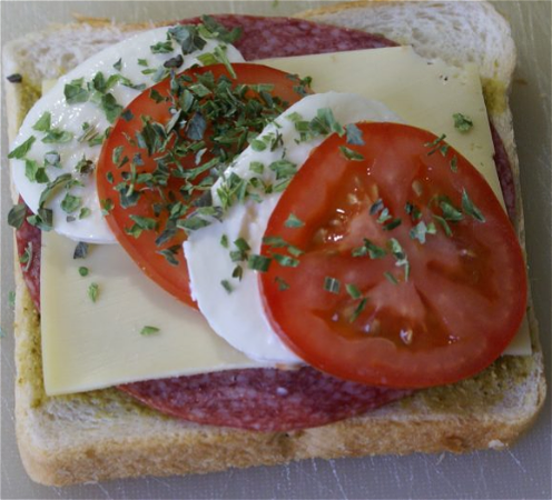 Tosti salami mozzarella pesto en tomaat 