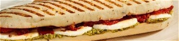 Panini Mozzarella, pesto en tomaat