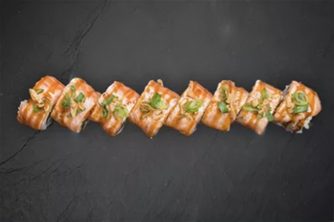 Flamed salmon roll