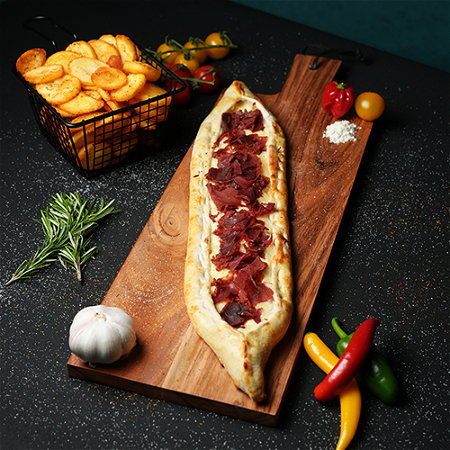 Pide Pastirma (Pekelvlees) menu
