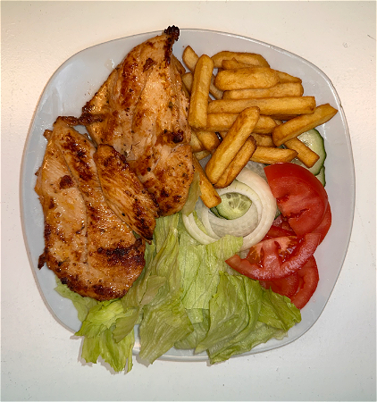 Gegrilde kip met patat en salade 