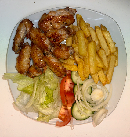 Kip vleugels met patat en salade