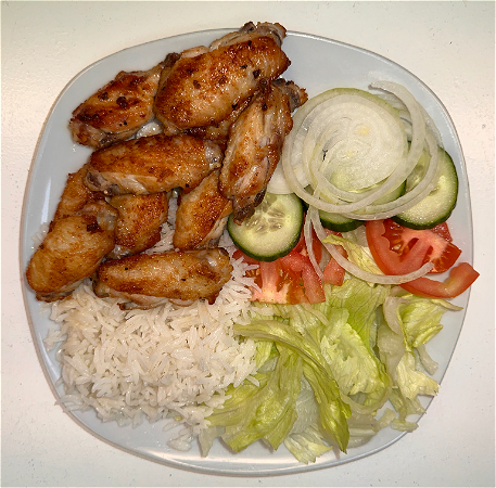 Kip vleugels met rijst en salade 