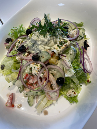 Griekse salade met feta kaas en tzatziki