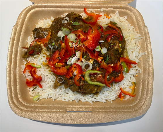 Witte rijst met kippenbouten en kerrie masala