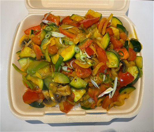 Vegetarische gerecht met pasta, courgette