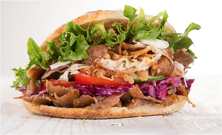 Broodje döner met salade