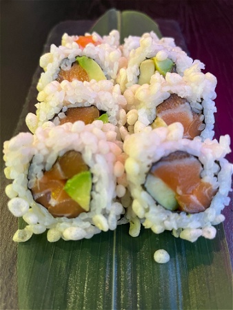 Salmon Avocado Maki (8 pieces)