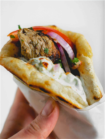 Pita souvlaki (kophaas-varkensvlees)