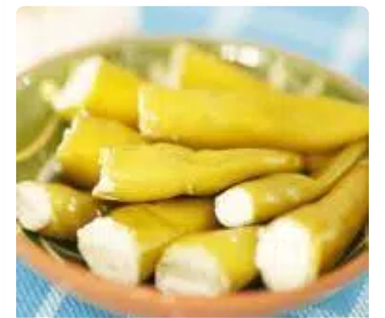 Groene pepers gevuld met roomkaas