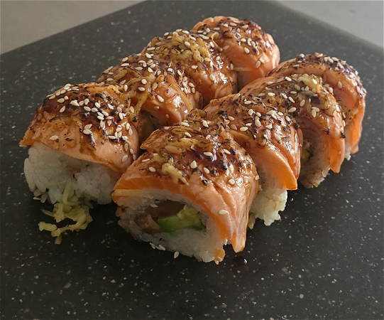 Soft Shell geflambeerde zalm cheese roll