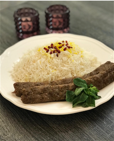 Speciale rijstschotel met speciale Irakese kebab(gehakt)