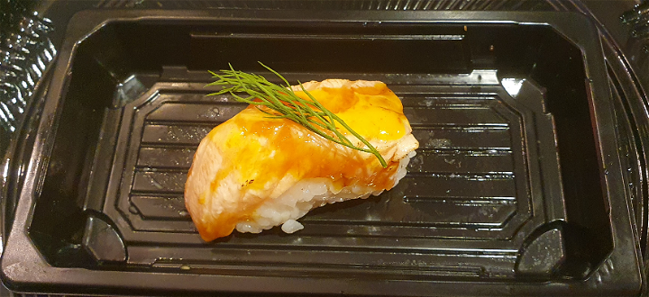 Geflambeerde zalm nigiri