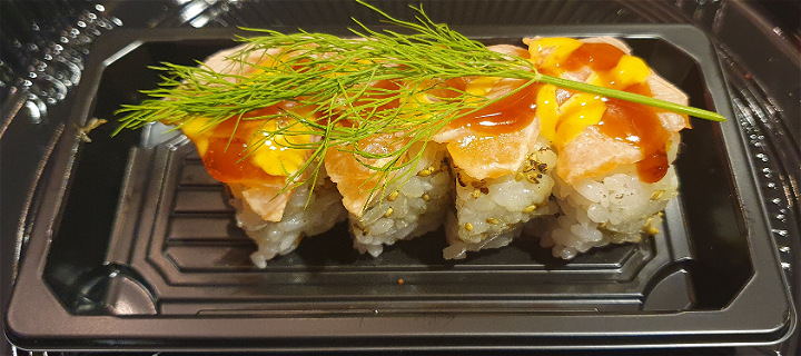 Geflambeerde zalm roll